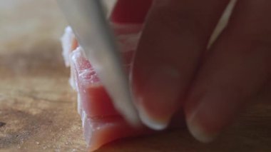 Bıçakla Kadın Eli Pastırması.