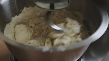 Gezegen Karıştırıcısı Paslanmaz Çelik Kasesinde Taze Hamur Koyuyor.