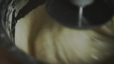 Gezegen Karıştırıcısı Paslanmaz Çelik Kasesinde Taze Hamur Koyuyor.