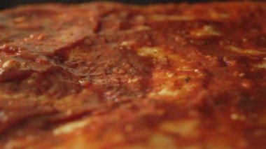 Çiğ pizza hamuru ve kaşık üzerine domates sosu serpiyorum..