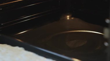 Focaccia Hamur Tepsisini Sıcak Fırına Yerleştiren Kadın.