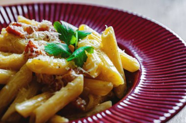 Jambon ve Pastırmalı Kremalı Carbonara..