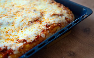 Klasik Kalın Kabuklu Sicilya Pizzası Yemeye Hazır.