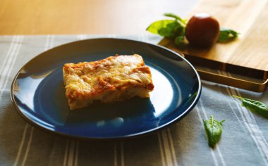 Klasik Kalın Kabuklu Sicilya Pizzası Yemeye Hazır.