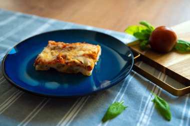 Klasik Kalın Kabuklu Sicilya Pizzası Yemeye Hazır.