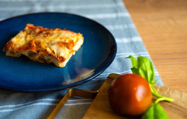 Klasik Kalın Kabuklu Sicilya Pizzası Yemeye Hazır.