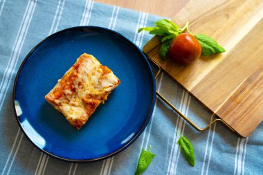 Klasik Kalın Kabuklu Sicilya Pizzası Yemeye Hazır.