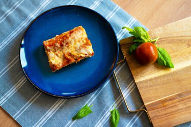 Klasik Kalın Kabuklu Sicilya Pizzası Yemeye Hazır.