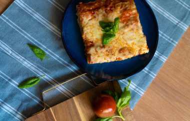 Klasik Kalın Kabuklu Sicilya Pizzası Yemeye Hazır.