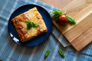 Klasik Kalın Kabuklu Sicilya Pizzası Yemeye Hazır.