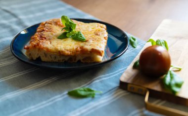 Klasik Kalın Kabuklu Sicilya Pizzası Yemeye Hazır.