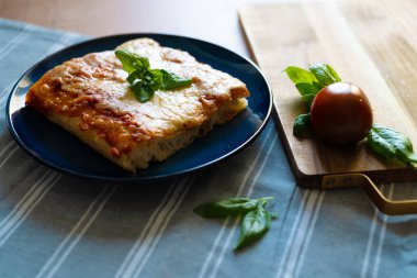 Klasik Kalın Kabuklu Sicilya Pizzası Yemeye Hazır.