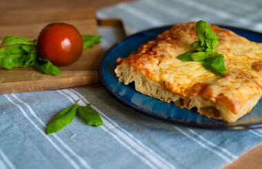 Klasik Kalın Kabuklu Sicilya Pizzası Yemeye Hazır.