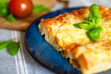 Klasik Kalın Kabuklu Sicilya Pizzası Yemeye Hazır.