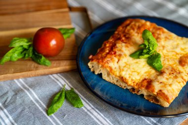 Klasik Kalın Kabuklu Sicilya Pizzası Yemeye Hazır.