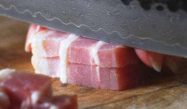 Bıçakla Kadın Eli Pastırması.