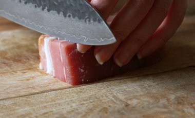 Bıçakla Kadın Eli Pastırması.