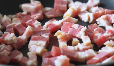 Kızartma Tavasında Cızırdayan Domuz eti.