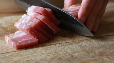 Bıçakla Kadın Eli Pastırması.