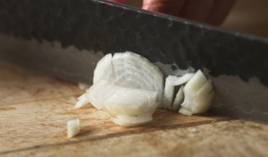 Kadın Aşçı Tahta Kesme Kurulunda Soğan Kesiyor.