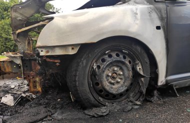 Yangından sonra tamamen yanmış araba enkazı..