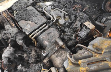 Yangından sonra tamamen yanmış araba enkazı..