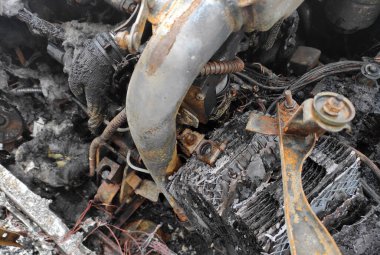 Yangından sonra tamamen yanmış araba enkazı..