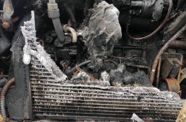 Yangından sonra tamamen yanmış araba enkazı..