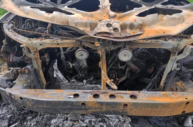 Yangından sonra tamamen yanmış araba enkazı..