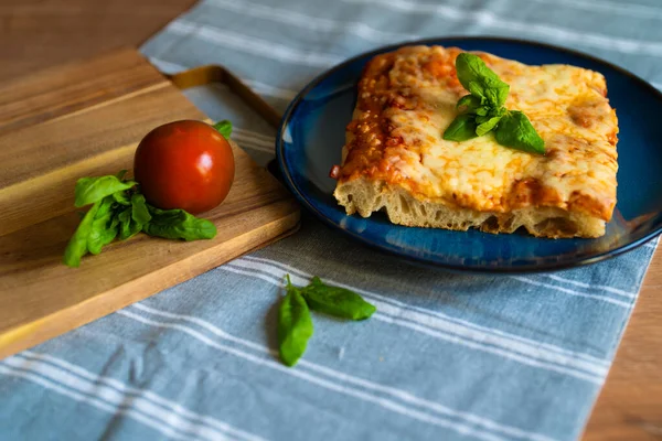 Klasik Kalın Kabuklu Sicilya Pizzası Yemeye Hazır.
