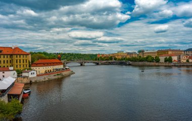 Vltava Nehri Prag 'ın tarihi şehrinde akıyor..