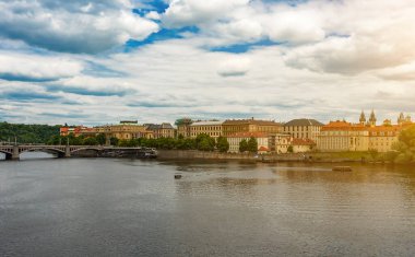 Prag Nehri Görünümü Tarihi Binalar Güneş Işığı Efekti.