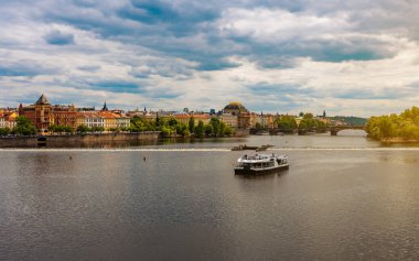 Turist Teknesi Vltava Nehri Prag Eski Kasabası.
