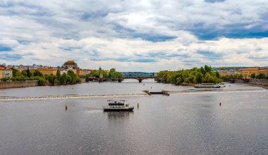Ulusal Tiyatro ve Vltava Nehri Weir, Prag.