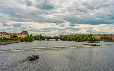 Ulusal Tiyatro ve Vltava Nehri Weir, Prag.