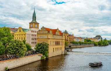 Vltava Nehri 'ne bakan zarif Smetana Müze Binası.