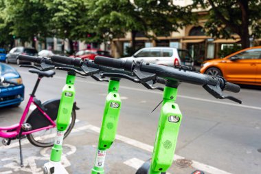 Şehir Caddesinde Kiralık Mobiletler.