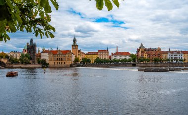 Vltava Nehri 'nin karşısındaki Prag Eski Kent Panoraması.