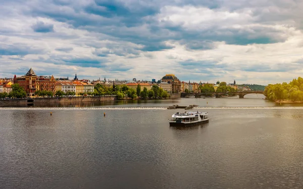 Turist Teknesi Vltava Nehri Prag Eski Kasabası.