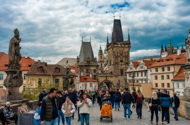 Prag, Çek Cumhuriyeti - 08.05.2025: Turistlerle dolu Charles Köprüsü.
