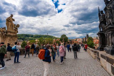 Prag, Çek Cumhuriyeti - 08.05.2025: Turistlerle dolu Charles Köprüsü.