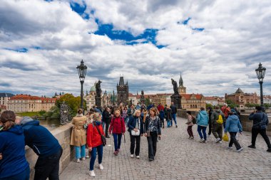 Prag, Çek Cumhuriyeti - 08.05.2025: Turistlerle dolu Charles Köprüsü.
