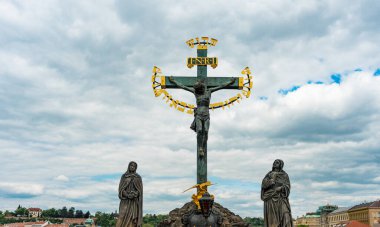 Prag, Çek Cumhuriyeti - 08.05.2025: Mary ve John heykelleriyle Charles Köprüsü 'nde haç.