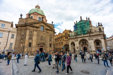 Prag, Çek Cumhuriyeti - 08.05.2025: Saint Francis Bazilikası Tarihi Barok Bazilikası.