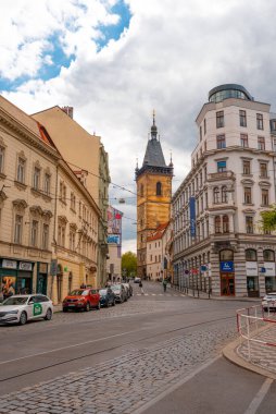Prag, Çek Cumhuriyeti - 08.05.2025: Jindrisska Kulesi işlek bir New Town caddesine hakim.