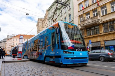 Prag, Çek Cumhuriyeti - 08.05.2025: Modern mavi tramvay.