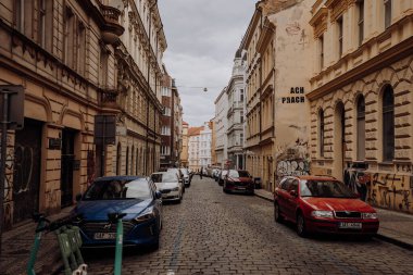 Prag, Çek Cumhuriyeti - 08.05.2025: Prag 'daki Tipik Sokak Sahnesi Eski Şehir Mimarisi.