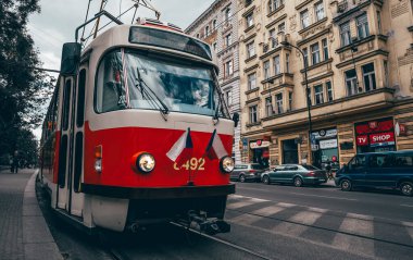 Prag, Çek Cumhuriyeti - 08.05.2025: Çek bayraklı 14 numaralı tramvay.