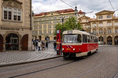 Prag, Çek Cumhuriyeti - 08.05.2025: Çek bayraklı 23 numaralı tramvay.