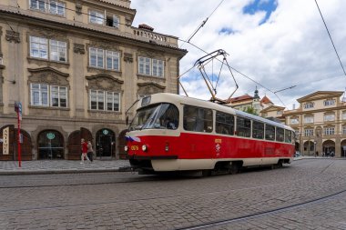 Prag, Çek Cumhuriyeti - 08.05.2025: Çek bayraklı 23 numaralı tramvay.